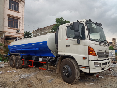 Xe tưới nước rửa đường